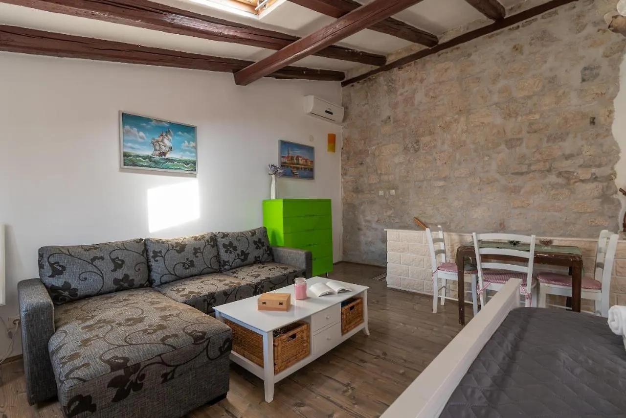 Apartment Ana Traù 0*,
